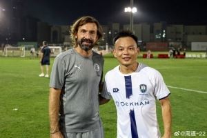 周通晒与皮尔洛合影:见到儿时的偶像❤️🖤