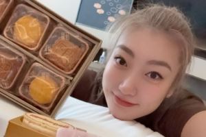 李梦晒照:中秋团圆节 天涯共此时…… 祝大家中秋快乐!