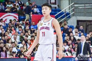 国产神射！刘颜诚半场三分球4投全中 轰下12分助队紧咬比分