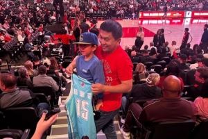 CBA元素!一位球迷拿着杨瀚森青岛队球衣观战开拓者vs勇士